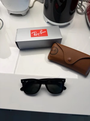 Rayban Wayfarer - Säljer dem åt min far. Bra skick, fodral ingår. Tar emot prisförslag 