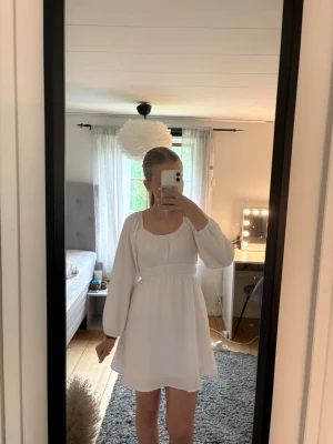 Vit klänning med långa ärmar - Superfin vit klänning med långa puffärmar och markerad midja. Klänningen har en rundad halsringning och är i en lätt, flowy modell som ger en söt och fräsch look. Perfekt för sommarens alla tillfällen! Klänningen är från Cubus i storlek 152. Fler bilder kan skickas, vid visat intresse🙂