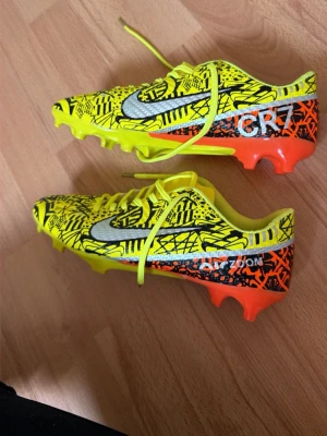 Nike CR7 Air Zoom fotbollsskor - Säljer ett par Nike air zoom CR7 fotbollsskor i storlek 43 som aldrig har använts innan. De är helt nya dock är skorna inte äkta och ej köpta i Sverige utan utomlands i Tyskland där de säljer kopior. Vid fler bilder eller mer frågor är det bara att höra av sig och priset kan diskuteras!