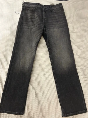 Svarta jeans från Jack&jones - Helt nya jeans från jack&jones.Stl w31  //L32. Model Regular Clark.Hör av er om frågor..