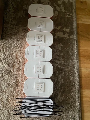 6 äkta ”oöppnade” Kayali parfymer! Vanilla 28 Eau de Parfum  - Jag har rensat min Kayali-samling och säljer därför flera av mina parfymer. Jag köpte dem både via Plick och Vinted till bra priser när jag samlade på olika dofter och testade vilka som passade mig bäst. Eftersom jag själv fick dem billigare väljer jag också att sälja dem vidare till ett bra pris istället för att försöka tjäna pengar på dem. Samtliga parfymer är äkta och har förvarats väl för att bevara kvaliteten. Skick och mängd som finns kvar syns tydligt på bilderna😊