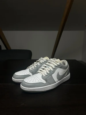 Jordan 1 Low Wolf Grey - Jordan 1 Low Wolf Grey i storlek 44 / US 10  Bra begagnat skick. Finns normala tecken på användning, en lite fläck som syns i sista bilden.