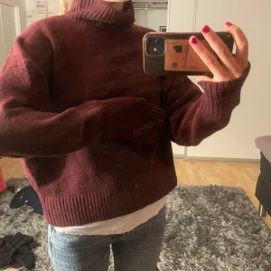ZARA - Mysig vinröd stickad polotröja med långa ärmar och ribbade detaljer vid ärmslut och nederkant. Perfekt nu när hösten snart närmar sig🍂 Prioriterar snabb affär!!