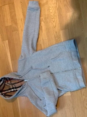 Burberry hoodie - Ljusgrå Burberry zip hoodie i storlek S. Bara att höra av sig vid frågor eller prisförslag!