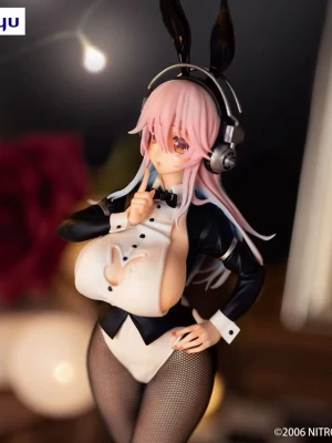 Bicute Bunnies - Super Sonico (Tailcoat) (ÄKTA) - Nyskick med låda och kommer med en mini acrylic stand! Endast stått på en hylla som prydnad. Inga defekter eller skador. Figurinen kommer ifrån FuRyu.