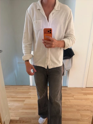 Skjorta - Säljer en långärmad frotté skjorta, den e helt perfekt skick och kan inte bli bättre till sommaren, nypris va drygt 1800kr och har använts max en handfull gånger. Den är size Medium men sitter lite större i mitt tycke. Först till kvarn!