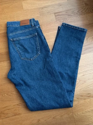 Oscar Jacobson - Jeans från Oscar Jacobson i sizen 32/32 och dem är aldrig använda, köptes i MOS för ett år sedan och dem har aldrig kommit till användning tyvärr. Perfekt för dem som inte gillar pösiga jeans och kör mer grish stil!
