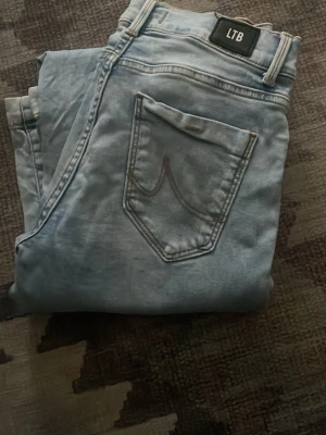 LTB jeans - säljer mina ltb jeans (Fallon) i storlek w25 L32 (Mild Rise Flare) de är jätte fina i skick endast liten defekt på knäna med pytteliten gräsfläck men absolut ingenting man ser och går bort med vanish. 