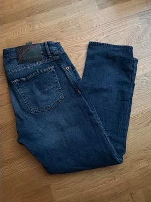 Jeans - Snygga mörkblå jeans från Handpicked i klassisk rak modell som är i sizen 33 och är helt klart tts! Grymt bra pris på dessa helt klart.