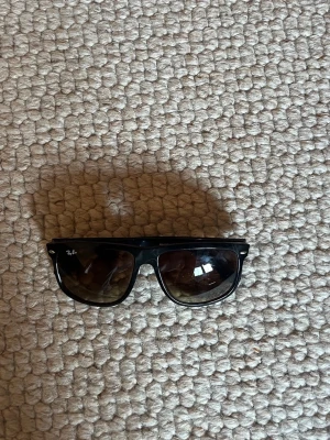 RAY-BAN BOYFRIEND - Ett par feta Rayban Boyfriend glasögon, I bra skick och perfekta för sommaren!
