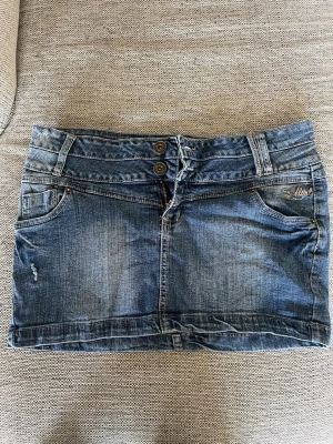 Lågmidjad jeanskjol  - Säljer en blå lågmidjad jeanskjol från sublevel. Står storlek L men passar som S/M