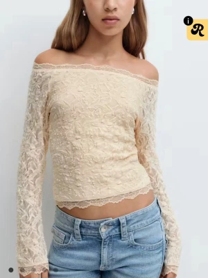 Beige offshoulder spets topp - Säljer en ljusgul spetstopp då den är för liten på mig. Aldrig använt. Orginalpris 259kr 