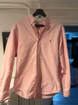 Rosa Ralph Lauren skjorta  - En sjukt snygg Ralph Lauren skjorta i gott skick. Storlek M i färgen Rosa.