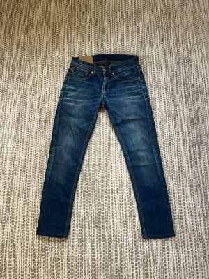 Dondup george jeans Storlek W31  - Säljer dessa fräscha dondup jeans som är W31 och i längden 92cm, nypris ca 2000kr. Hör gärna av dig vid frågor!