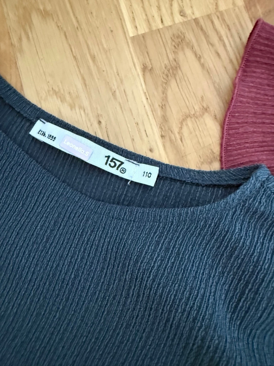 Två ribbade långärmade toppar - 1