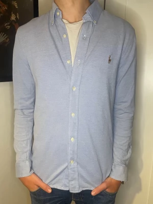 Ljusblå skjorta från Ralph Lauren - Säljer en fin ljusblå skjorta ifrån Ralph Lauren Knit Oxford . Storlek S. Mycketbra skick. Ingen defekter, inga problem. Hör av er vid eventuella frågor! 😊