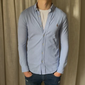 Ralph Lauren skjorta - Knit Oxford så lite finare modell | modellen är 185 cm lång och väger ca 77 kg och den är för liten.