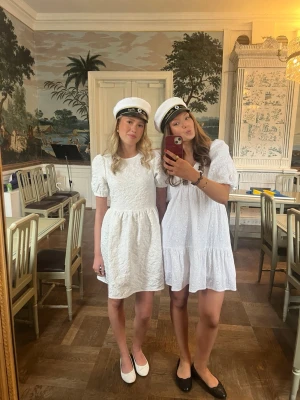 Studentklänning - Superfin vit kort klänning med puffärmar och strukturmönster. Perfekt för student eller sommarens tillfällen. 💕