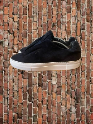 Marinblå sneakers i mocka från Axel Arigato - Stilrena marinblå sneakers från Axel Arigato i mjuk mocka med vit, chunky sula. Låg modell utan snörning för en clean look. Perfekta till jeans eller chinos och ger en modern vibe till outfiten. 