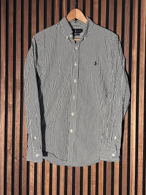 Randig skjorta från Ralph Lauren - Polo Ralph Lauren skjorta med vit gröna ränder. Skick 10/10. Storlek S slim fit. Hör av er vid funderingar. Pris ej hugget i sten