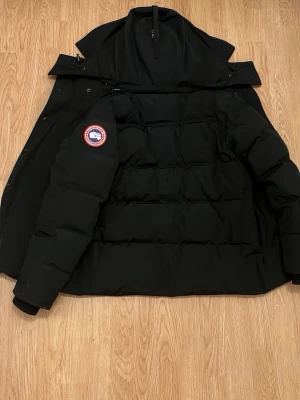 Canada Goose Jacka - Säljer en jacka i fint skick. Använd endast några få gånger, säljs eftersom den inte kommer till användning