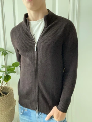 Gran sasso cardigan brun  - Gran sasso cardigan brun - en extremt fin cardigan / full zip - riktigt bra passform på modellen som är 180 cm 75 kg - inga defekter - storlek 50 = M 