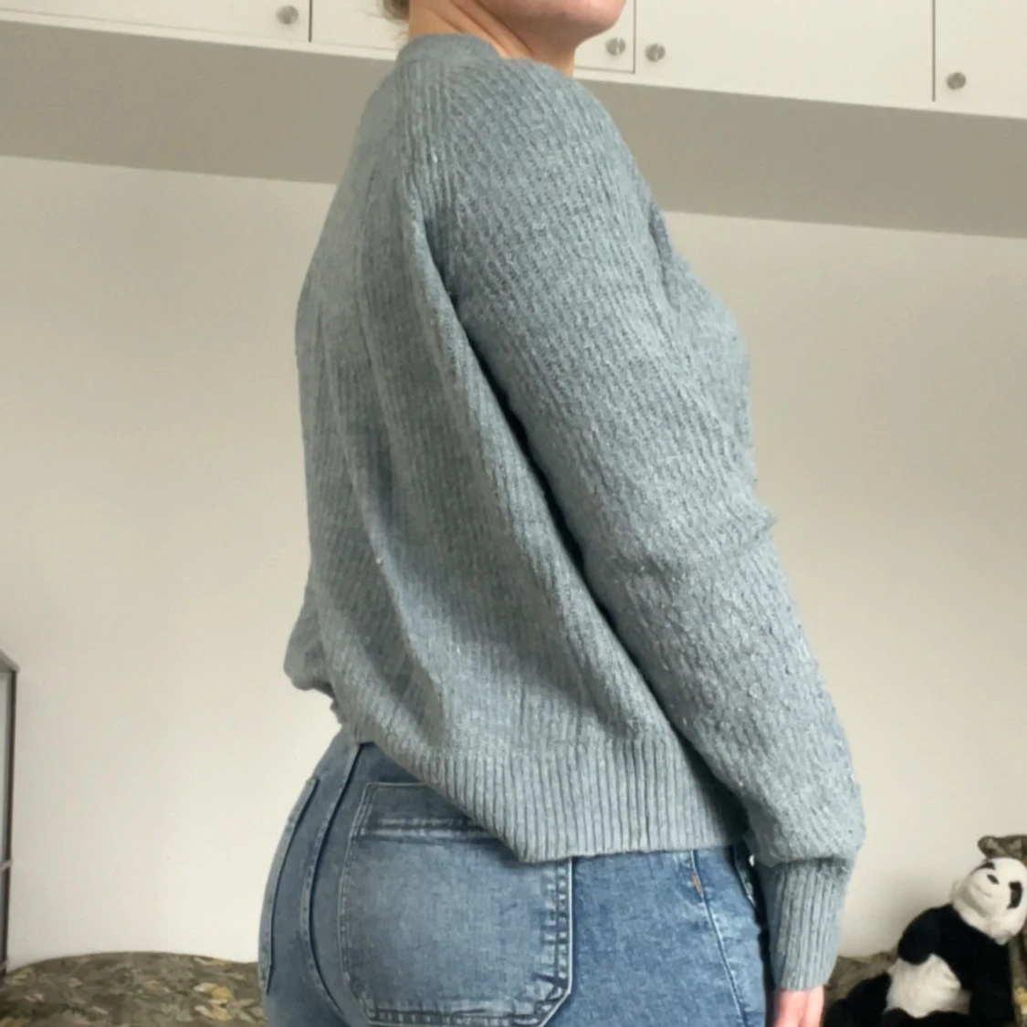 Ljusgrå stickad tröja med rund hals - 2