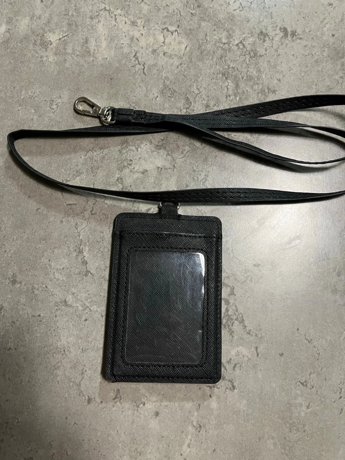 Svart korthållare med rem från HM - 3