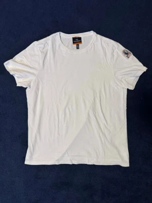Vit t-shirt från Parajumpers XL/L - Vit t-shirt från Parajumpers i storlek XL men passar skulle även passa L, kan skicka fler bilder och mått vid förfrågan