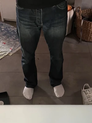 Levis 506 - Säljer ett par levis 506 storlek w33/32. Riktigt snygga med fades, skriv om du har frågor