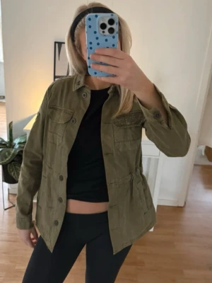 Vår kappa  - Tunn vår/höstkappa. Ingen stretch. 