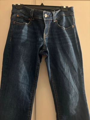 Mörkblå jeans från gina - Mörkblå jeans från Gina , använda ett par gg då de var långa därför slitage längst ner men inget man tänker på, storlek 40