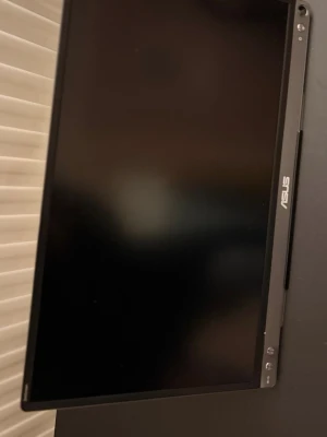 ASUS portabel datorskärm - Säljer en portabel datorskärm från ASUS i svart. Skärmen har en slimmad design med tunna kanter och är perfekt att ta med sig för extra arbetsyta till laptop eller stationär dator. Tillverkad i tåligt material och enkel att koppla in via USB eller HDMI.
