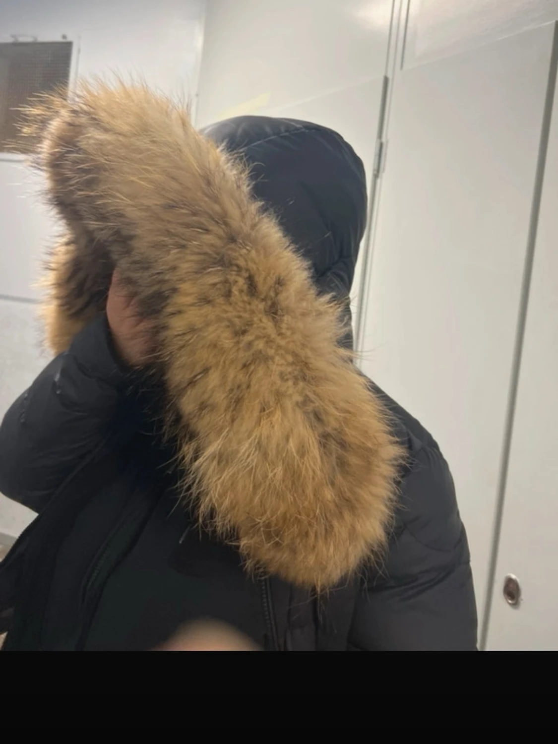 Svart pufferjacka med päls  - 1