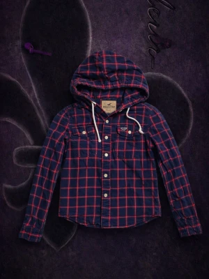 Rutig hoodie från Hollister - Passformen är som på sista bilderna. Snygg blå och röd rutig hoodie från Hollister med vita snören i huvan. Skjortmodell med knappar framtill och två bröstfickor, varav en har Hollister-loggan. Tillverkad i mjukt bomullstyg, perfekt för en avslappnad stil.