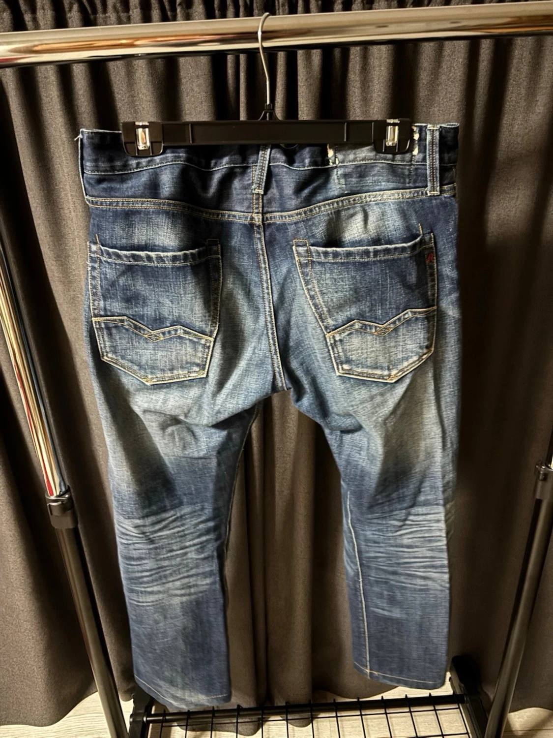 Blå jeans med slitningar