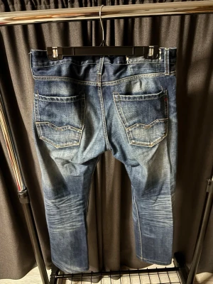 Blå jeans med slitningar - Säljer ett par schyssta Replay jeans| Dem är i ett mycket bra skick o använda ett få tal gånger|Waist 32 length 34,  Dem är små i storleken och passar W30 L32