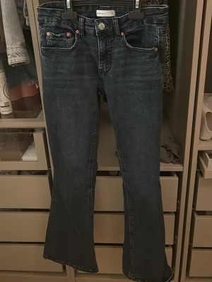 Blå bootcut jeans från Gina Tricot - Snygga blå bootcut jeans från Gina Tricot med klassisk femficksdesign och medelhög midja. Jeansen har en lätt utsvängd passform nertill och tillverkad i denim💕💕