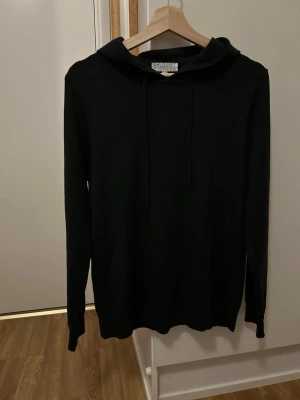 Merinoull  - Säljer en iprincip ny merinoull hoodie från Ahlquist clothing använd väldigt få gånger inga defekter eller liknande tecken på användning och skador strlk M/S