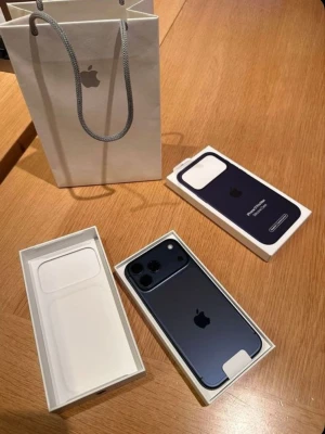 Mörkblå Apple iPhone 17 PRO max  - Snygg mörkblå iPhone 17 PRO max  med stilren design och rundade kanter. Baksidan är i glas och ramen i aluminium. Telefonen har dubbla kameror och den klassiska Apple-loggan på baksidan. Levereras i originalförpackning med tillhörande Apple-påse.