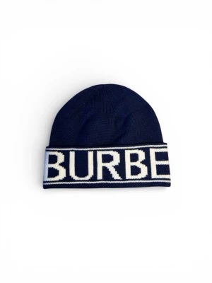 Mörkblå bb mössa - Snygg mörkblå mössa från bb med bred uppvikt kant och vit logotyptext runtom. Tillverkad i mjukt stickat material som håller dig varm och ger en clean look. Perfekt accessoar för att lyfta din outfit med en exklusiv touch.