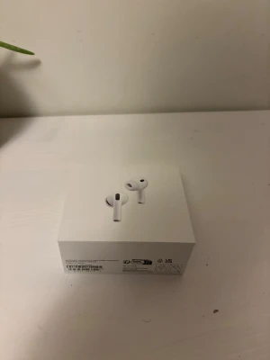 Apple AirPods Pro 3  - Säljer ett par Apple AirPods Pro 3 i vit färg. Hörlurarna är trådlösa och levereras i originalförpackning. Snygg och kompakt design med laddningsetui. Perfekta för musik, samtal och gaming.