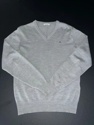 J Lindeberg tröja - En riktigt schysst stickad tröja ifrån J.Lindeberg Kvaliten rätt bra är och storleken M. Den är rätt använd, den har lite små fläckar här och där! Tveka inte på att skriva om du är i behov av fler bilder!📸 Skriv gärna om du har minsta lilla fundering då jag oftast svarar direkt!🖋️ Fraktar alltid senast dagen efter! 