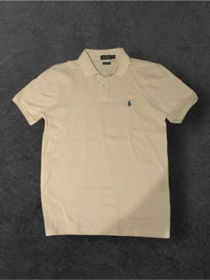 Polo Ralph Lauren Piqe - Storlek: L | Skick: 9/10 | Färg: Vit | FRI FRAKT!!🚨| Skickas 24h inom köp | Skriv vid minsta fundering | 