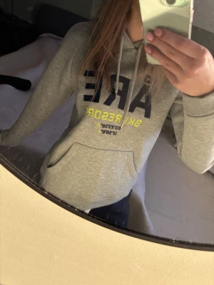 Hoodie - Säljer denna fina hoodie för att den är för liten. Det står M men uppskattar mer som S/XS!! Skriv om ni undrar ngt