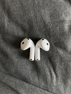 Apple AirPods trådlösa hörlurar - Säljer ett par Airpods 4, säljer dessa för att jag tappde bort boxen 1 månad efter jag köpte airpodsen. Det är nästan helt nya, hade dem i ca 1 månad och använde kanske 3 gånger i veckan. (De är köpta från elgiganten 15 oktober 2025). Pris kan diskuteras!!