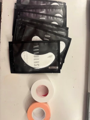 Kit för fransförlängning & tillbehör - Säljer ett kit med flera förpackningar Nanolash hydrogel eye patches, två rullar tejp (vit och persikofärgad) samt olika fransförlängningsknippen från Lashprofessor och CherryBeauty. Perfekt för dig som vill fixa fransar hemma eller jobbar som fransstylist.