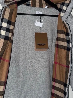 Burberry kofta - Använd 3 gånger max. Finns ej tagsen kvar