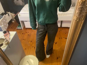 Svarta vida jeans med medelhög midja - Säljer ett par svarta vida jeans med medelhög midja. Jeansen har klassisk femficksdesign och är tillverkade i ett kraftigare denimtyg. Perfekta för en avslappnad och trendig look. Är i storlek 34 men funkar som en 32☺️