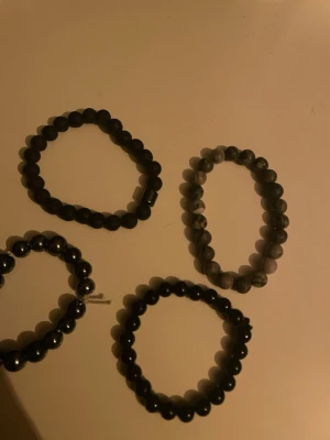 Svarta och grå pärlarmband - Fyra stilrena armband med runda pärlor. 20kr-st vid köp av alla fyra par är paketpriset 70 kr.